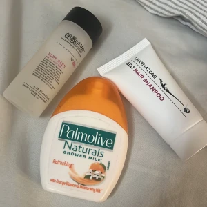 Shower kit - Ett shower kit som innehåller:  Palmolive shower milk. 🧡 Dharmazone hair shampoo. 🩵 Igelow body wash. 🩷