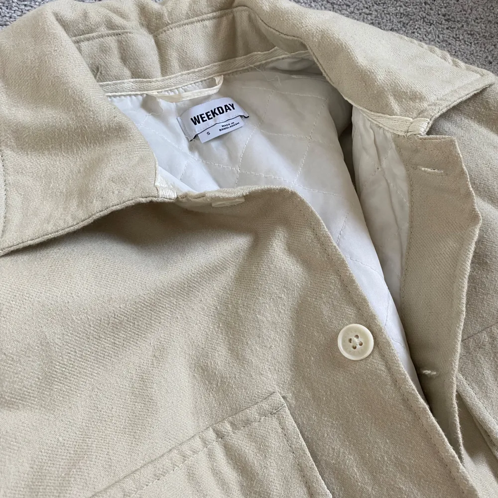 Säljer en snygg beige overshirt från Weekday. Den har en quiltad insida för extra värme och stil. Två stora bröstfickor med knappar och en klassisk krage. Perfekt för lager-på-lager under hösten eller våren. Passar dig som är runt 185cm.. Jackor.