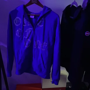 One of one zip hoodie - En sällsynt one of one rhinestone zip hoodie, skick 5/10 använd. Skriv vid frågor, pris ej hugget i sten!