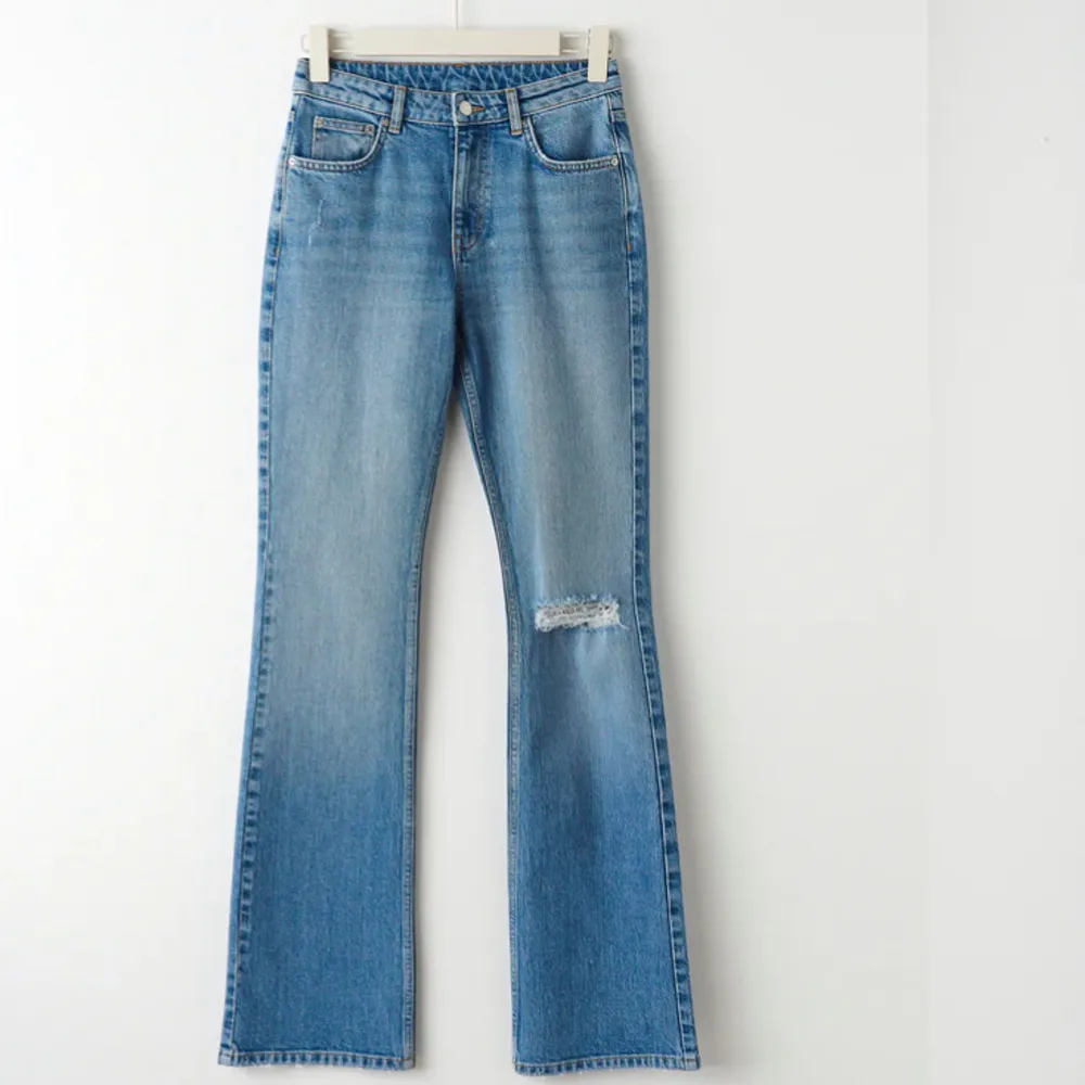 Blåa bootcut jeans från Gina Tricot.  Jensen är mid waist och långa i modellen (Jag är ca 170cm). Bra skick! (Ordinarie pris 499kr). Jeans & Byxor.