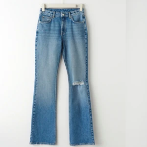 Blåa bootcut jeans  - Blåa bootcut jeans från Gina Tricot.  Jensen är mid waist och långa i modellen (Jag är ca 170cm). Bra skick! (Ordinarie pris 499kr)