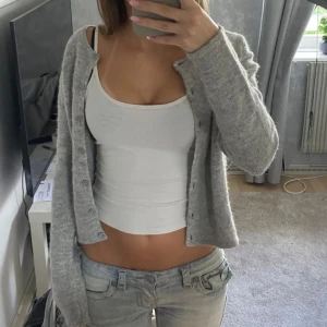 Stickad kofta från ginatricot  - Koftan har knappt använts och är i bra skick. Nypris 399!