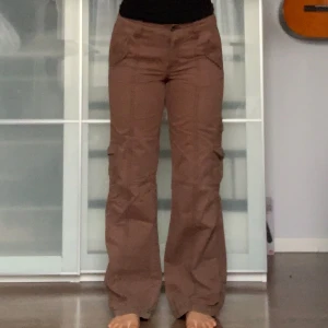 Bruna cargobyxor från Esprit - Säljer ett par bruna cargo byxor från Esprit i storlek 36. 