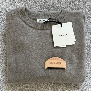 soft goat  - Säljer min så himla fina soft goat tröja, i modellen  ”Boyfriend Crewneck”  HELT NY med prislapp ocu kvitto pågrund av felköp. Tröjan köpes i veckan. Tröjan är i färgen greige, perfekta höst tröjan. 🤎Aldrig använd!! Nypris är 2895