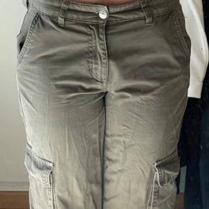 Low rise cargo byxor - Nästan aldrig använda, för små för mig, låg midjad