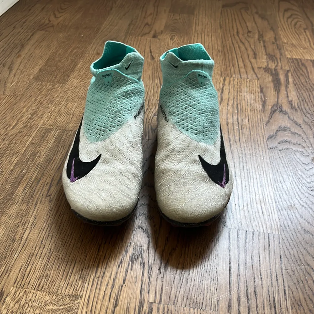 Fotbollsskor från Nike modell Phantom GX PRO.  Färg turkos och vit.  Skorna är i bra skick.  Inköpta för ca 3 300 kr. Skor.