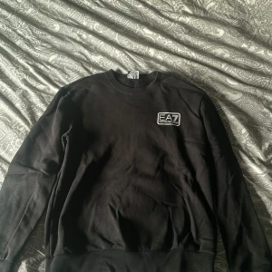 EA7 sweatshirt  - Säljer nu min EA7 tröja då den aldrig används. Säljes billigt då den är använd en del, men inga som helst fläckar eller skavanker!!! Storlek S