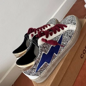 Skor - Otroligt snygga och unika sneakers.🤘🏼 Påminner om Zadig Voltaire/ Golden goose. Från en trendig butik på Franska Rivieran. ⭐️ Postar från Frankrike.🇫🇷 ⚜️FINNS I FLER STORLEKAR⚜️ Hör av dig vid intresse/frågor.