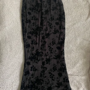 midi kjol - har aldrig använts, är helt nytt.