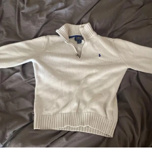 Raffe halfzip - Riktigt fet halfzip. Den är bra skick. Passar nu till hösten/våren. Passar 160 bra.