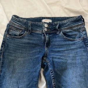 Lågmidjade jeans - Säljer dessa jättesnygga lågmidjade jeansen ifrån ginatricot. De är inte använda så mycket. Det är storlek 152 men de funkar på mig som har storlek 158, men de är på gränsen till för små i längden.