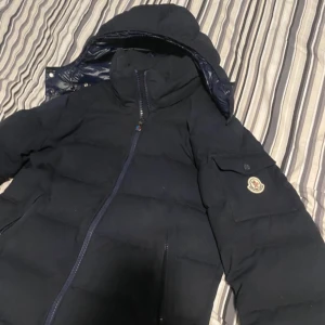 Moncler Maya Cashmere  - Moncler Maya Cashmere i jätte fint skick. Öppen för bud.  Storlek 1 vilket motsvarar S. Öppen för bud vid snabb affär.