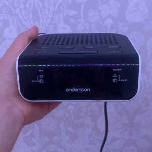 Väckarklocka med inbyggt radio  - En väckarklocka från Andersson med inbyggt radio. Är bra för de som har svårt att vakna till alarm på telefonen.
