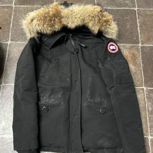 En canada goose jacka till damer, Storlek xs. Finns lite tecken på att den är använd men en tvätt och den är ny!