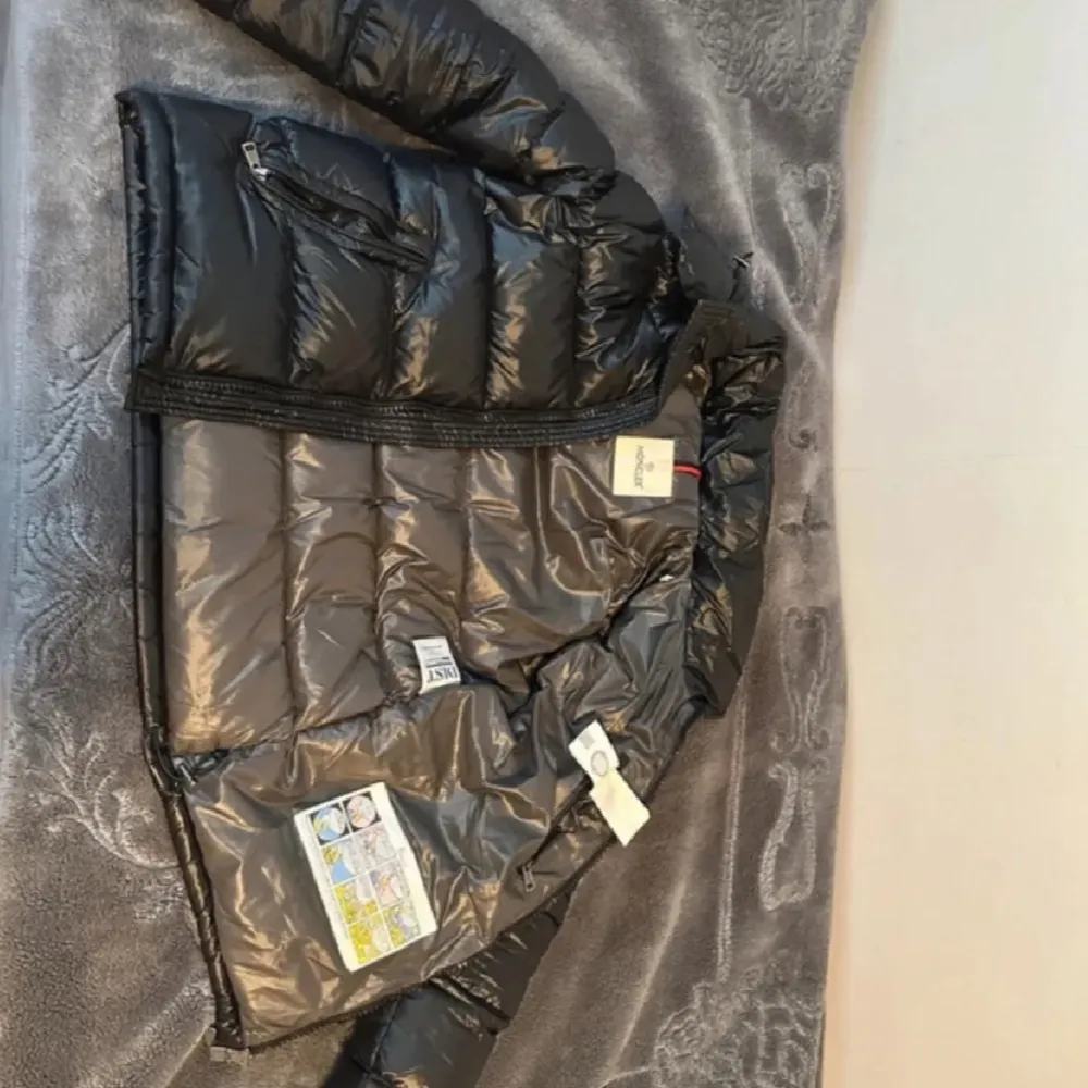 Riktig fet Moncler maya i storlek 2. NFC funkar:) Skick 10/10! Perfekt för vintern❄️ (Pris kan diskuteras vid snabb affär) Slå en 🛎️ om du är intresserad!. Jackor.