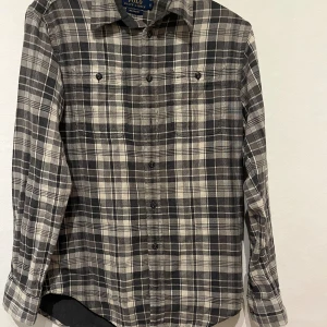 Ralph Lauren skjorta - Säljer nu snygg Ralph lauren skjorta! Flitigt använd, inga skavanker. PM för frågor 👏