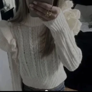 Stickad - Jättesöt stickad tröja, ett litet hål vid handen, annars inga defekter 🩷