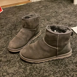 Uggs gråa - Säljer ett par gråa Uggs i storlek 41. De är lite fläckiga längst fram vid tåna men annars fint skick. Låda fås med