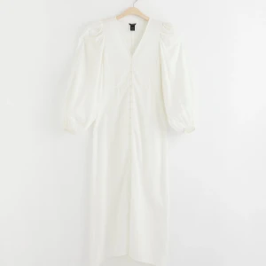 Vit långklänning med puffärmar S - Säljer en vit långklänning med puffiga långa ärmar och en v-ringad hals. Klänningen är adoore inspirerad och har en smickrande passform. Limited edition & slutsåld på hemsidan.