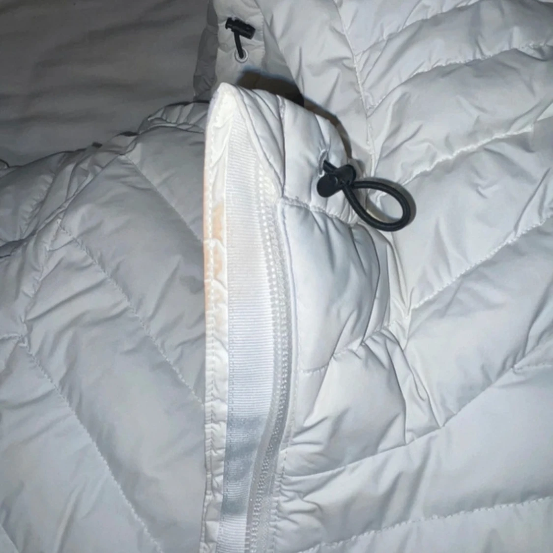 Vit pufferjacka från Peak Performance - 91