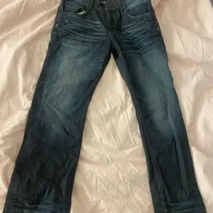 Jätte coola jeans!! Raka/utsvängda i benen, lite för korta för mig och jag är 172. Jätte bra skick. Pris kan diskuteras 💓passar s/m