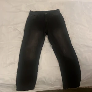 Lee jeans - Ett par jeans ifrån Lee som är använda ett par gånger. Storleken är 12-13år, De säljs då de inte passar längre, pris kan diskuteras✅obs jag skrev bara w26 pga av att det inte står storlek på den jag vet bara att det är 12-13år.👍