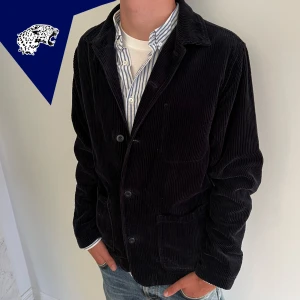 EAST WEST OVERSHIRT - Riktigt fet Overshirt i Manchester tyg från East West | Skick: 9/10 | Strl: M | Modellen är 182cm lång | Hör av dig vid frågor eller funderingar!