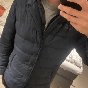 John Henric jacka  - Säljer denna snygga John Henric jackan, säljer på grund av att den är för liten storlek S. Nypris 1999 