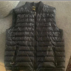 Polo väst - Jag säljer nu min polo ralph Lauren väst då den är för liten för mig, och sparar upp till moppe!  Riktigt fint skicka strl S! Priset är inte hugget i sten! Annonsen finns på Plick, marketplace och Vinted! Tveka inte på att höra av dig vid frågor eller funderingar!😊