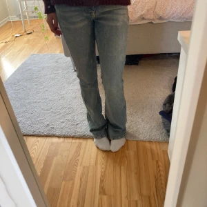 Ljusblå jeans - Ljusblå bootcut jeans ifrån Gina tricot. Helt utan fläckar och använda få gånger🥰💓