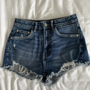 Blåa jeansshorts - Blåa zara jeansshorts, midrise i stolek 34💙😇