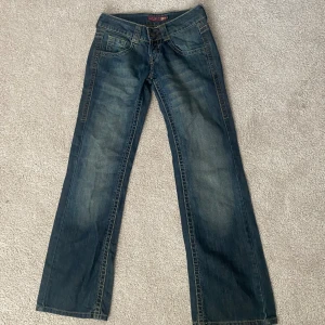 Lågmidjade jeans - Står ej vad de är för märke! Storlek 32-34 ungefär, passar i längden på mig som är 170. Priset kan diskuteras