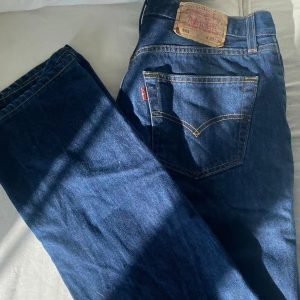 Levi 501 - Mörkblåa Levi 501:or, waist 33, length 34!  Frakt ingår ej!💙