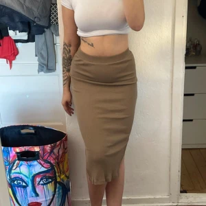 Kjol  - Kjol med en liten slits på sidan. Storlek m