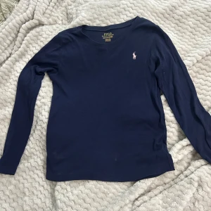 Långärmad ralph lauren - jätte skön och fin långärmad tröja från ralph lauren, tyvärr har det blivit för liten💕