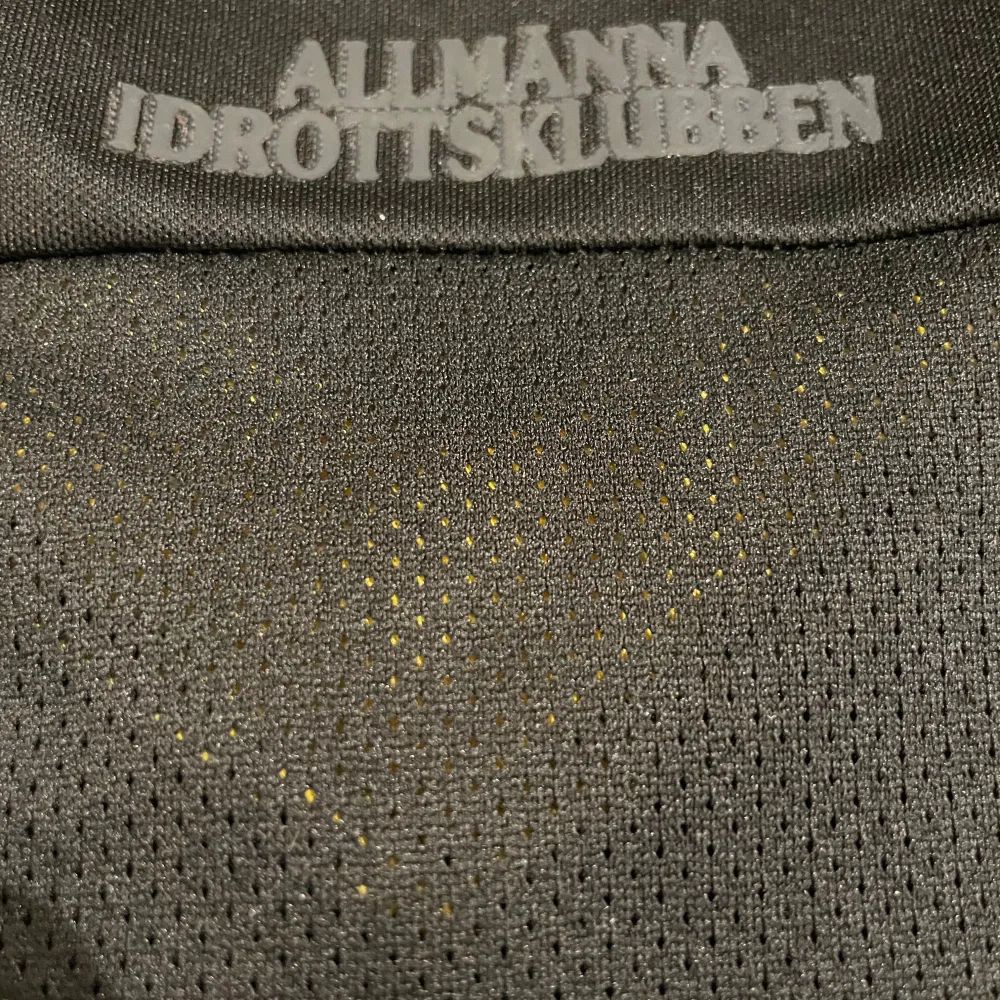 Säljer en fotbollströja från AIK. Tröjan är en reprint. Storlek: M. Ansvarar ej för postens slarv. Endast handtvätt gäller, gnugga ej på blöta prints.. Sportswear.