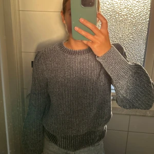 Mjuk stickad tröja  - Materialet är jättelent och mjukt, så den är väldigt skön att ha på sig. Den är mer gröngrå i färgen, vilket syns lite mer på andra bilden. Köparen står för frakten. 