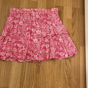 Kjol med shorts  - Jätte söt rosa mini kjol som är jätte praktisk eftersom att den har under shorts, de är i ny skick.💗