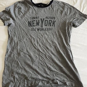 Tommy hilfiger t-shirt - Bra skick, pris kan diskuteras 