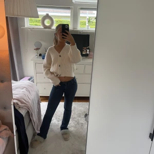 Jeans levis  - Fina jeans från lee , lågmidjade med en liten slits på sidan. Storleken står inte i men jag har vanligtvis 36 och på mig passar det! 
