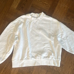 Vit sweatshirt från weekday  - Helt oanvänd vit tjocktröja från weekday! Perfekt till hösten och till alla outfits. 