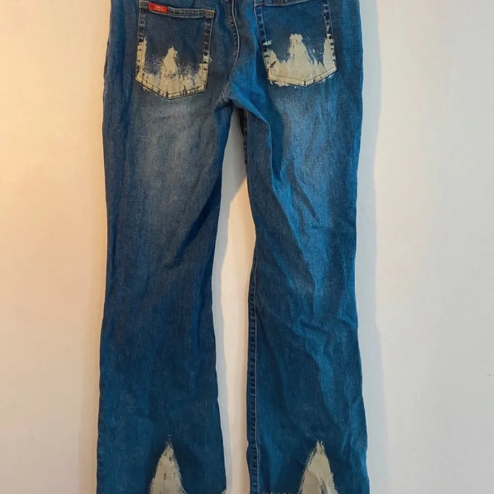 Säljer ett par coola jeans från ONLY i storlek 38. De har ett snyggt glittrickt tryck både fram och bak. Passar perfekt till både vardag och fest! SÅ snygga på (skriv för bild) :) . Farkut & Housut.