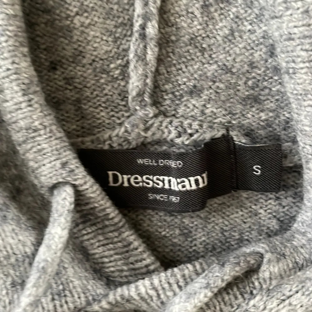 Säljer nu denna snygga hoodie från dressman. Storlek S men passar även mindre. Skick 10/10! Pris ej hugget i sten!. Hoodies.