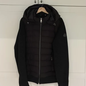 Moncler Cardigan - Skick 8/10. Riktig skön och snygg, för fler bilder eller frågor skicka pm