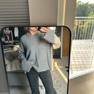 Stickad tröja Bershka - Stickad tröja med slitsar på sidorna i storlek S från Bershka. Hör av er för frågor!!!