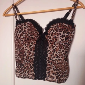 leopard topp - så fin leopard topp med rhinestones detaljer o svart spets 💗toppen sitter som en korsett topp. den går justera med spänne. den va för stor på mig men skriv för mer exakt mått 💗