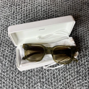 Chimi Eyewear 04 Green - Säljer mina Chimis som jag fick i present förra året💗💗 solglasögonen är i jättefint skick men själva påsen har några fläckar, går säkert bort om man tvättar den