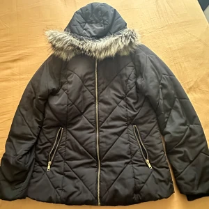 Vinter jacka - Säljer en superfin jacka som är till 12-13 år gamla tjejer men om man har S så kommer den nog passa. Den har blivit använd ett par gånger och är i bra skick. Dock finns det en liten repa. Eftersom jag har blivit äldre så passar den inte mig längre! 
