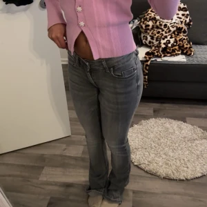 Jeans från Only  - Jeans från Only lågmidjade DOCK (lite nedsydda till lågmidjade inget som syns det är väldigt lite stygn) skit snygga med en stretchig passform köpt för ca 5-600kr