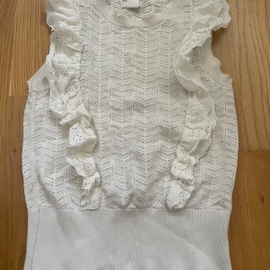 Snygg stickad t-shirt med volanger  - Sjukt snygg stickad t-shirt med volanger, använd max två gånger och i superbra skick. Storlek S men passar även xs skulle jag säga. Skriv vid frågor eller annat🥰